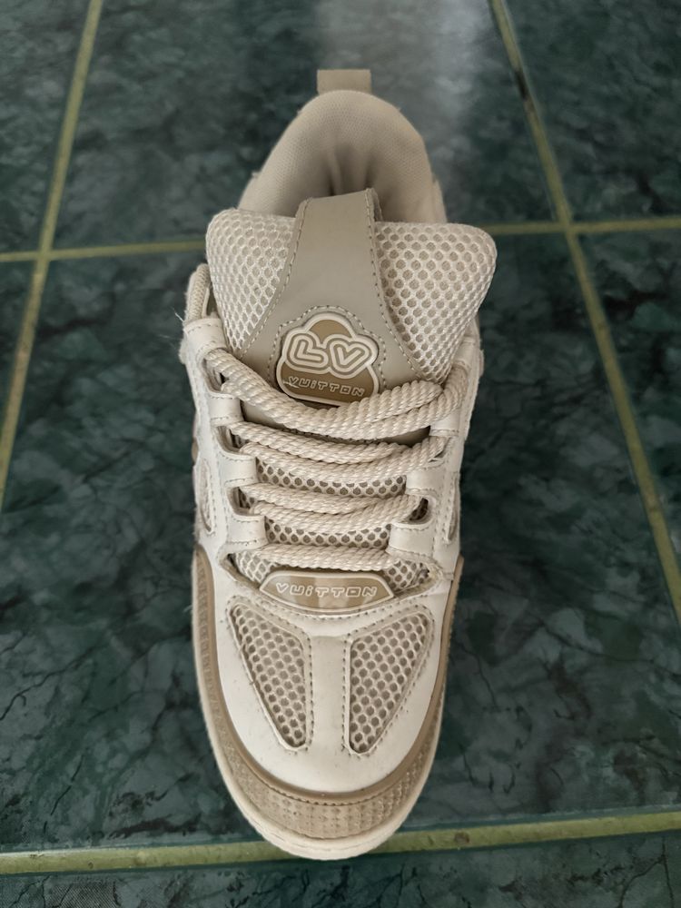 Lv skate bej 42 .