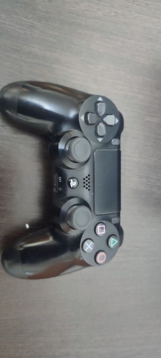 Продам Приставка PS4