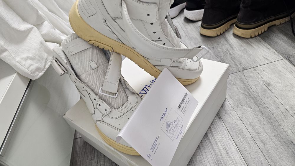 Out off white mid top lea