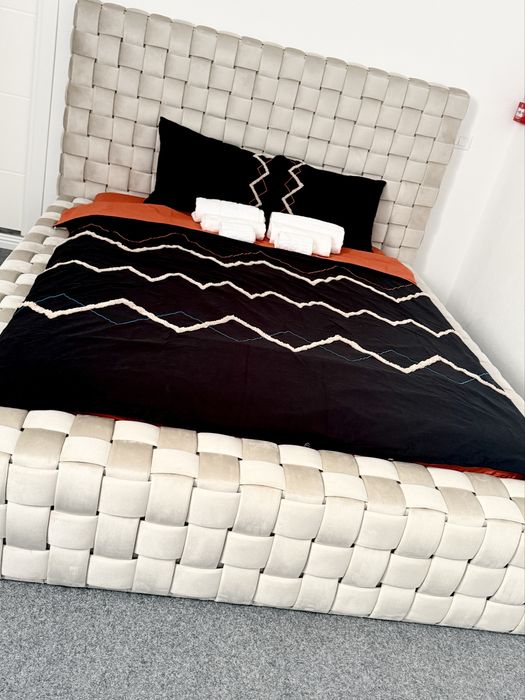 Apartament ultracentral regim hotelier curte + parcare privata