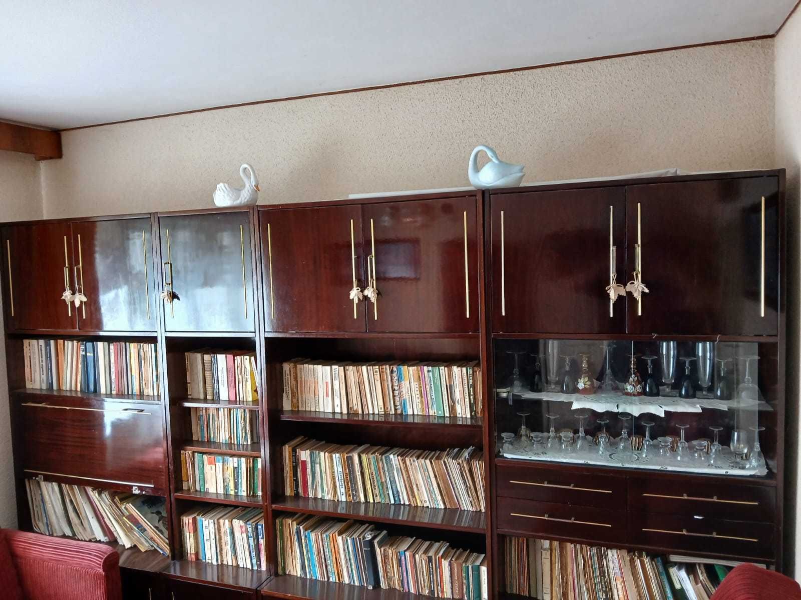 Biblioteca la vanzare