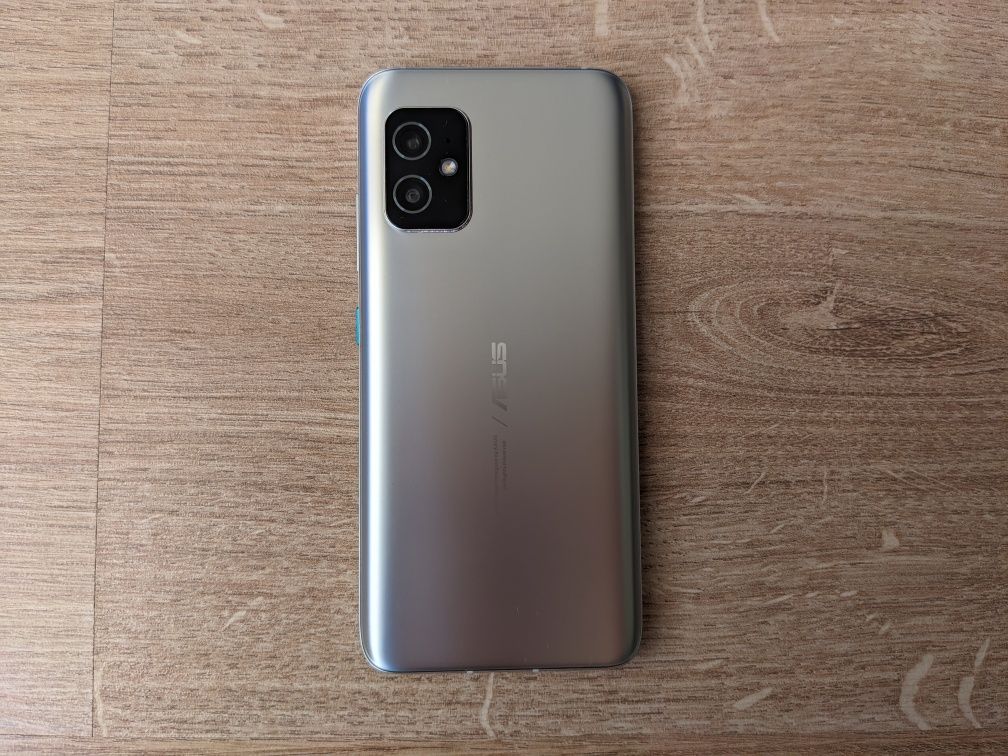 Asus Zenfone 8 (компактен телефон)