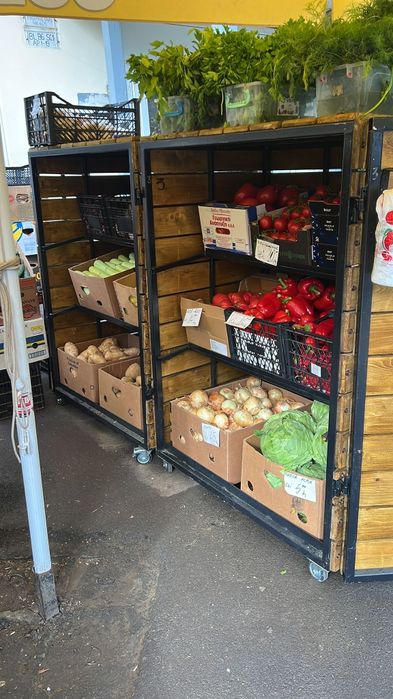 Vand rafturi legume - pot fi pozitionate afara