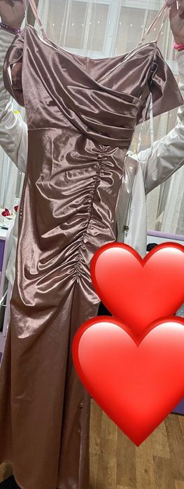 Продавам дълга елегантна рокля