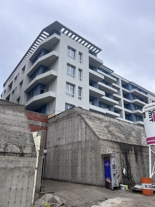 Двустаен апартамент с две подземни паркоместа