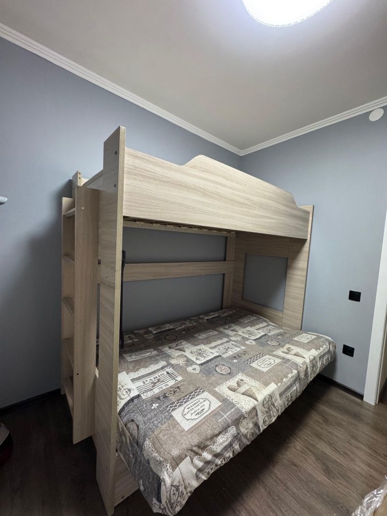 Продам двухъярусную кровать.