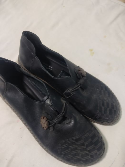 Оёқ кийимлар кийилган