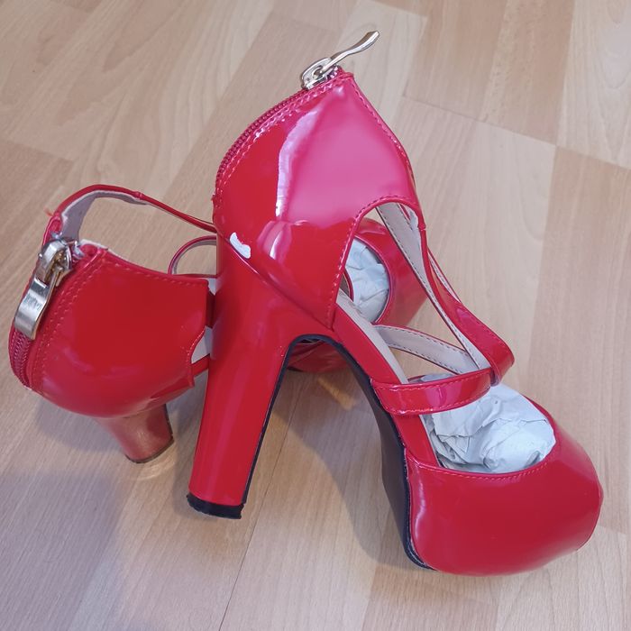 Sandale rosii elegante, cu platforma