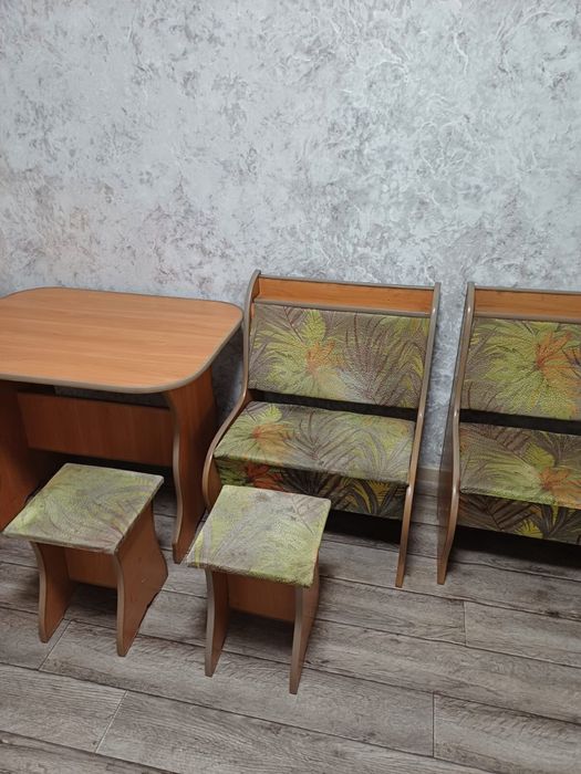 Продам кухонный стол и 4 стула