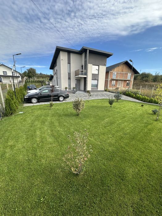Vând casa 240mp  teren 2200mp plus 2 garaje 8m beci magazie…Falticeni.