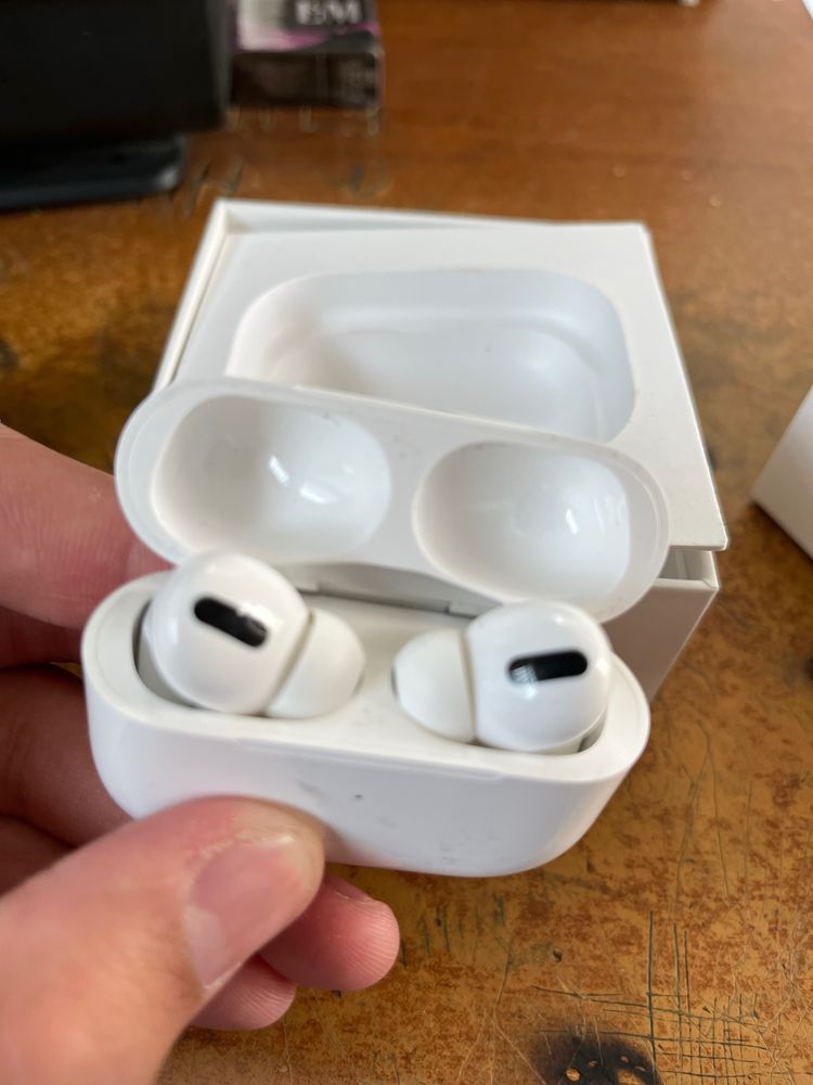 Продам Apple AirPods pro with Lightning/Wireless Charging белый