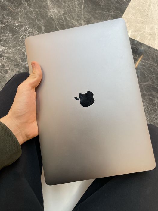 Macbook air m1 8/256 masla holatda 89% 10 soatdan kopga yetadi quvati