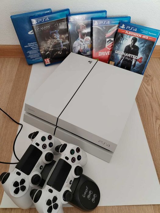 Vând PlayStation 4 + jocuri și accesorii