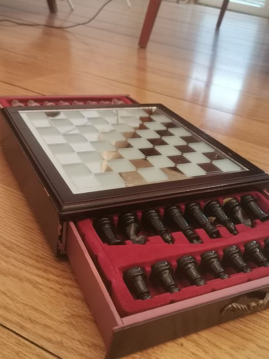 Стъклен шах в луксозна дървена кутия