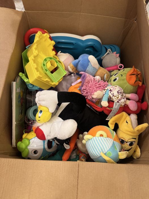 Голям кашон с играчки