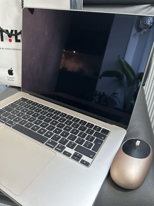 Apple MacBook air Starlight 15.3 inch M2 chip