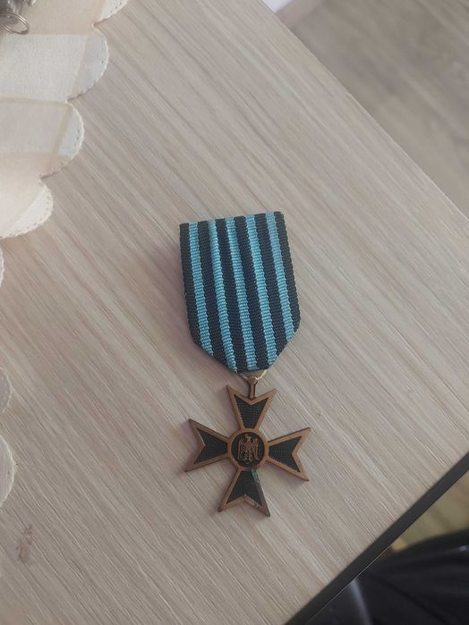 Vand lot medalie comemorativa si 5 monede de 100 de lei