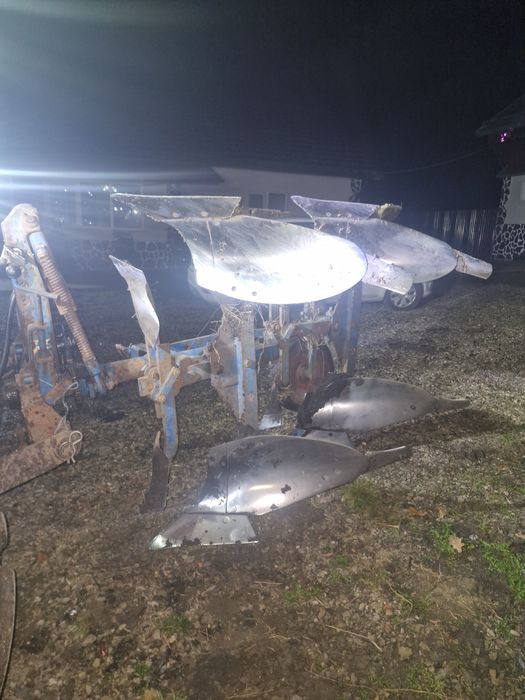 Vând plug reversibil