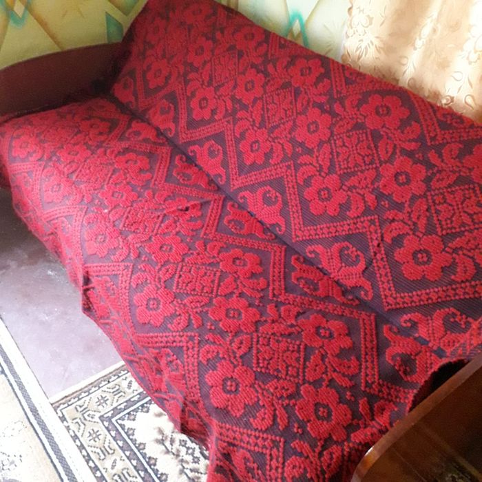 Covor de lână țesut manual foarte vechi în stare bună poate fi folosit