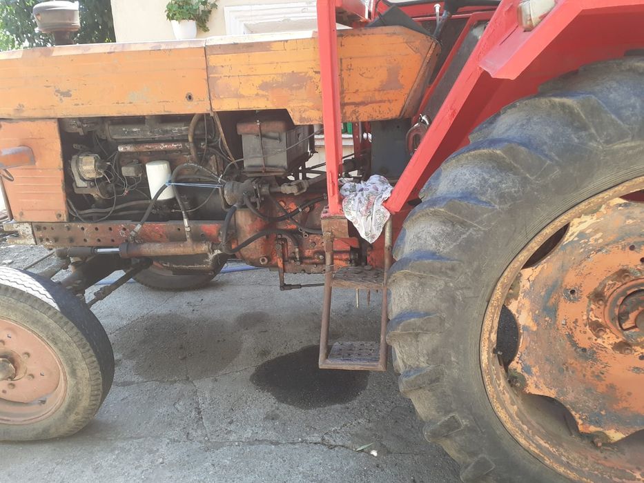 Vând două tractoare.