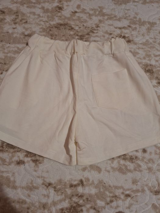 Къси бели панталонки