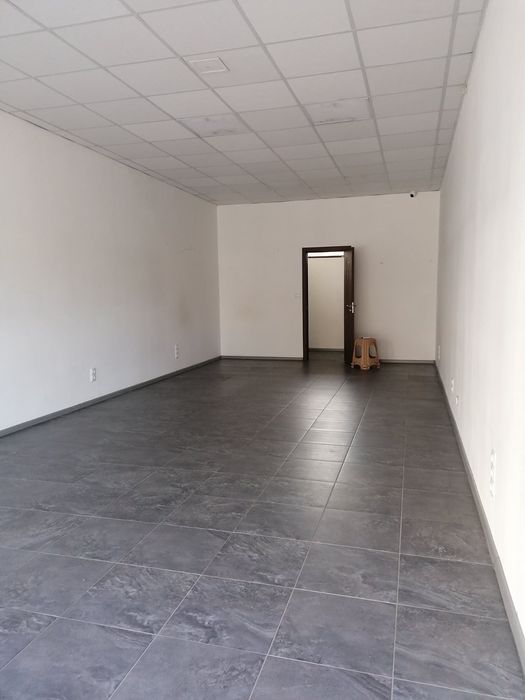 Дава се под наем Магазин в Панагюрище - 53 кв.м за 408 € - Снимка #1