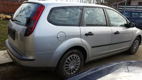 Dezmembrez ford focus 1.6   109 cai