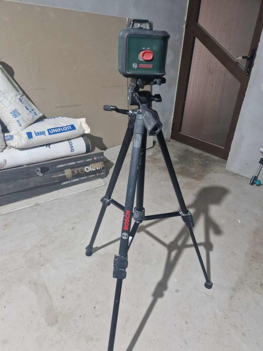 Laser Bosch cu trepied