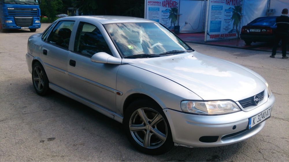 Продавам опел за части в добро състояние пали и върви. Продава се цели