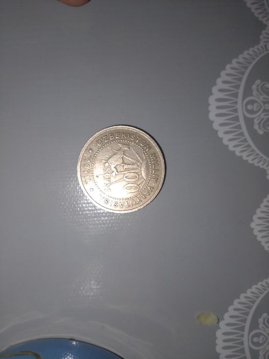 Монета Узбекистана 100 сум 2004 го года