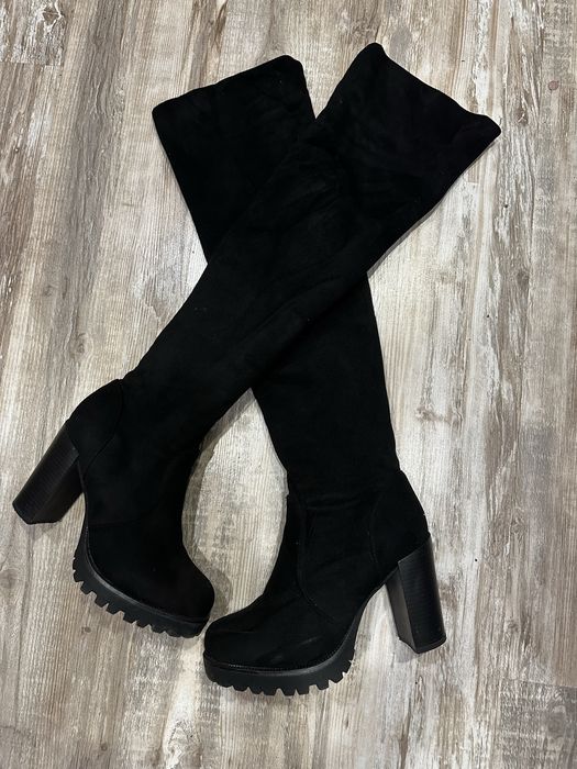 Велурени чизми с ток