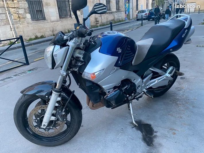 Suzuki GSR 600.         .