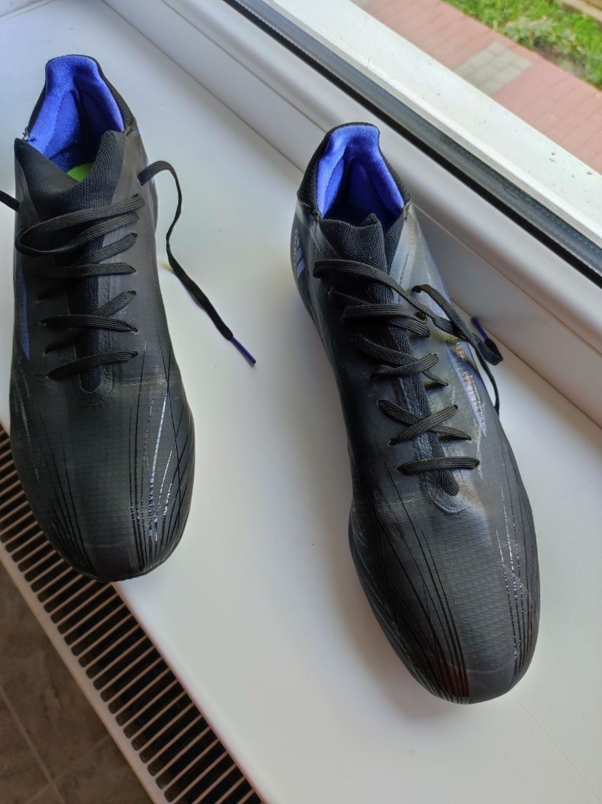 Vând pantofi sport ADIDAS pentru gazon dur