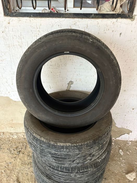 Пакрыйшка бу сатылады R16/215/60 хабарласыңыздар Жаңаөзен қалысы тұр