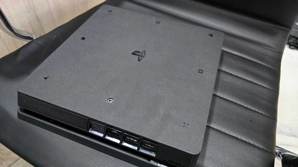 Конзола Sony Playstation 4 Slim, 512 GB + 1бр контролер + 1 игра