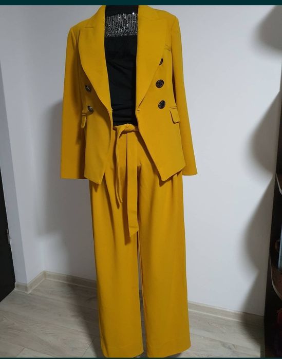 Costum de designer, model ideal pentru birou sau casual