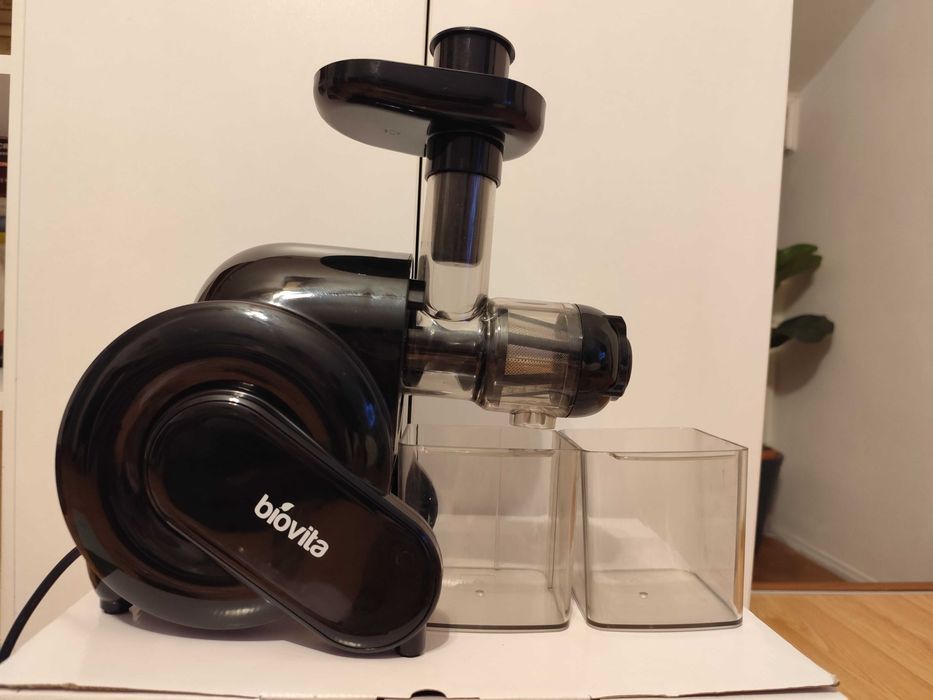 Vând storcător de fructe Biovita