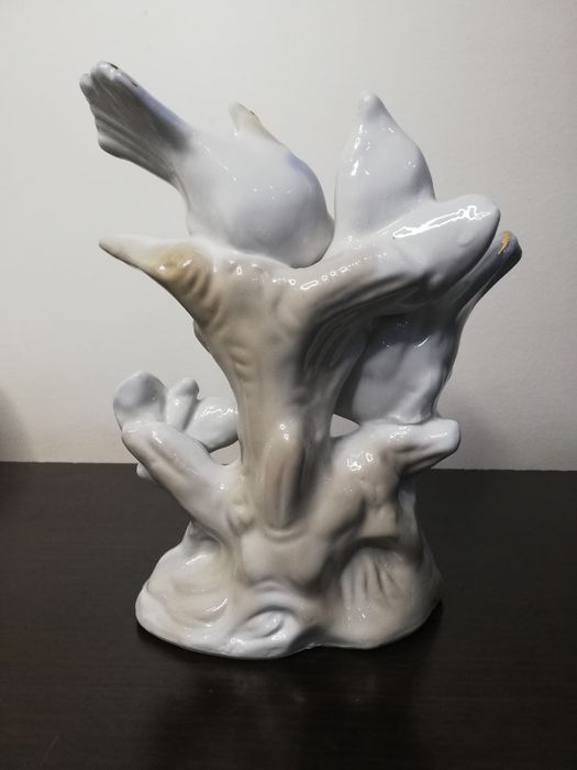Прекрасна статуетка с  птици. Порцелан.