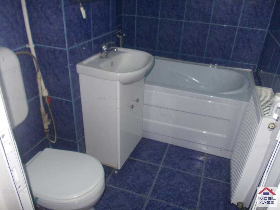 Inchiriez central apartament 3 camere decomandate