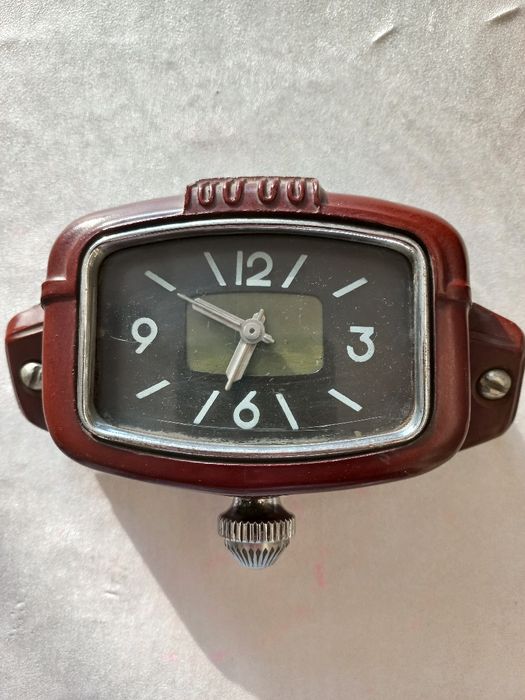 Автомобильные часы.