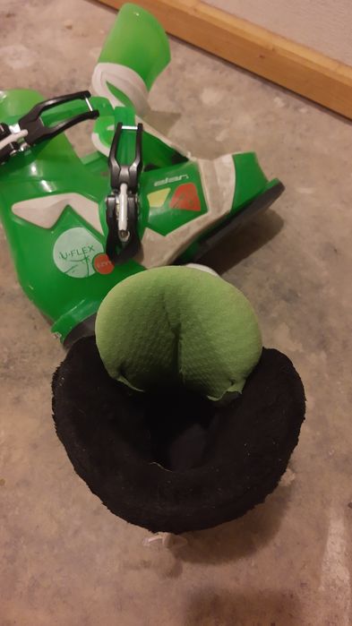 Продавам детски ски обувки Elan