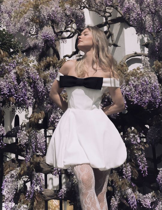 Платье мини с открытыми плечами и бантом на лифе