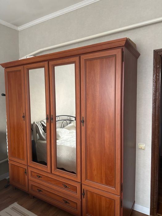 Шкаф в спальню с зеркалом!