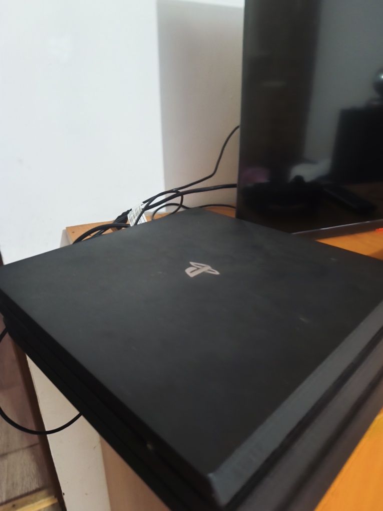 Play station 4 pro. Folosit de câteva ori