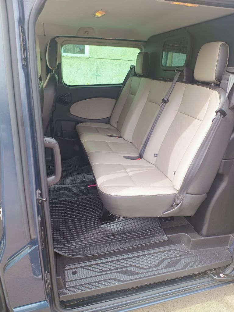 Ford transit custom.Accept variante mai scumpe