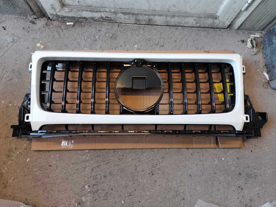 Предна решетка за Мерцедес G-class W464 бяла с черни ленти