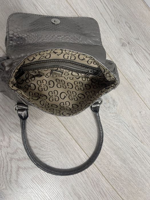 Poseta Guess impecabila si pantaloni scurti