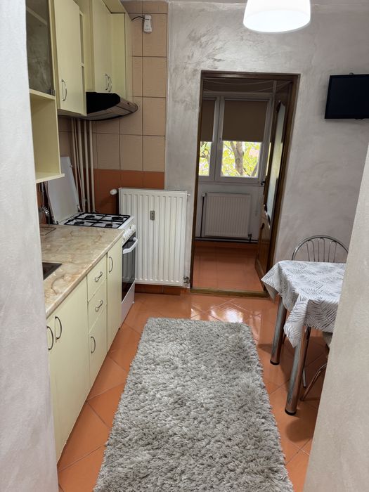 Inchiriez apartament 2 camere decomandat cu centrala ! Perioada lunga