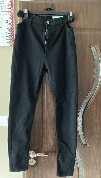 Blugi   negri   ,noi