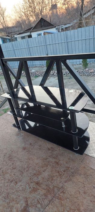 Стеклянная тумба под телевизор